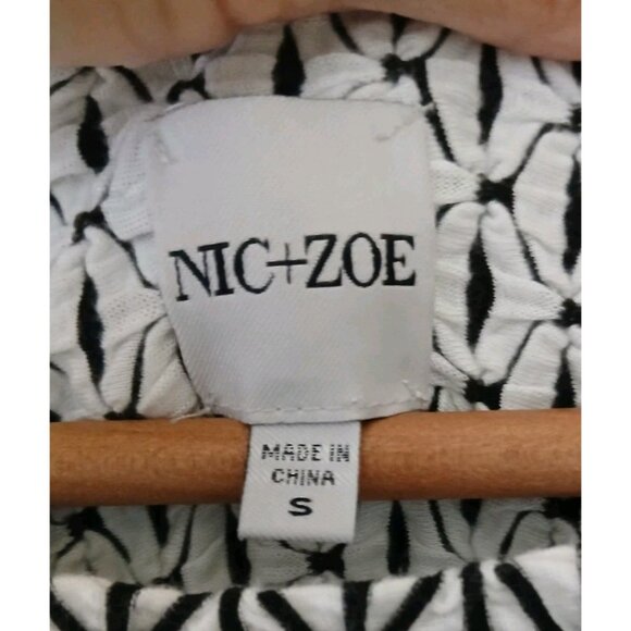 Nic+Zoe Moving Lines S/S Top Size Small Black White Ruched Work Artsy Crinkle - Picture 5 of 10